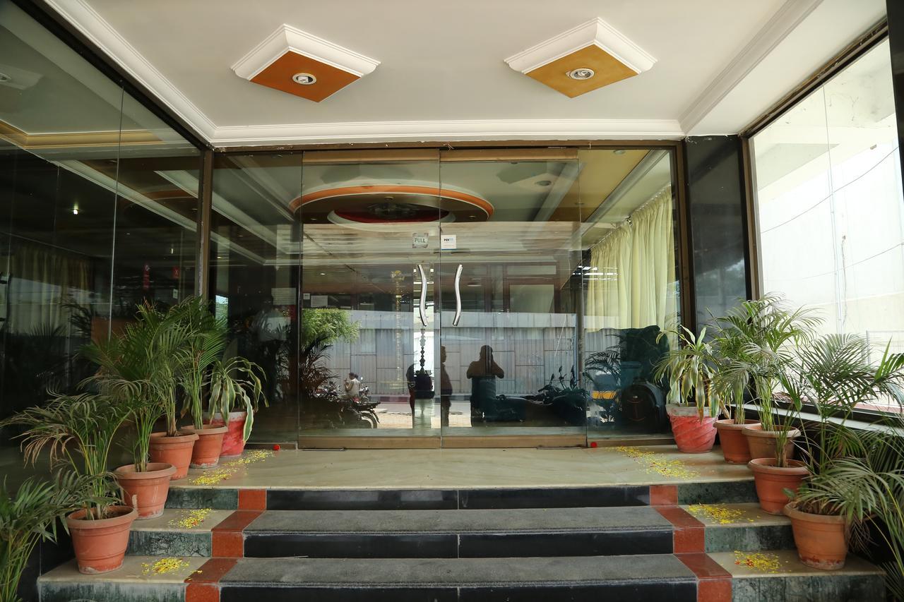 Отель Sri Srinivasar Residency Веллуру Экстерьер фото